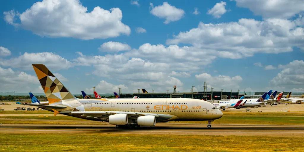 记者：阿提哈德航空考虑起诉英超，已聘请美国知名律所